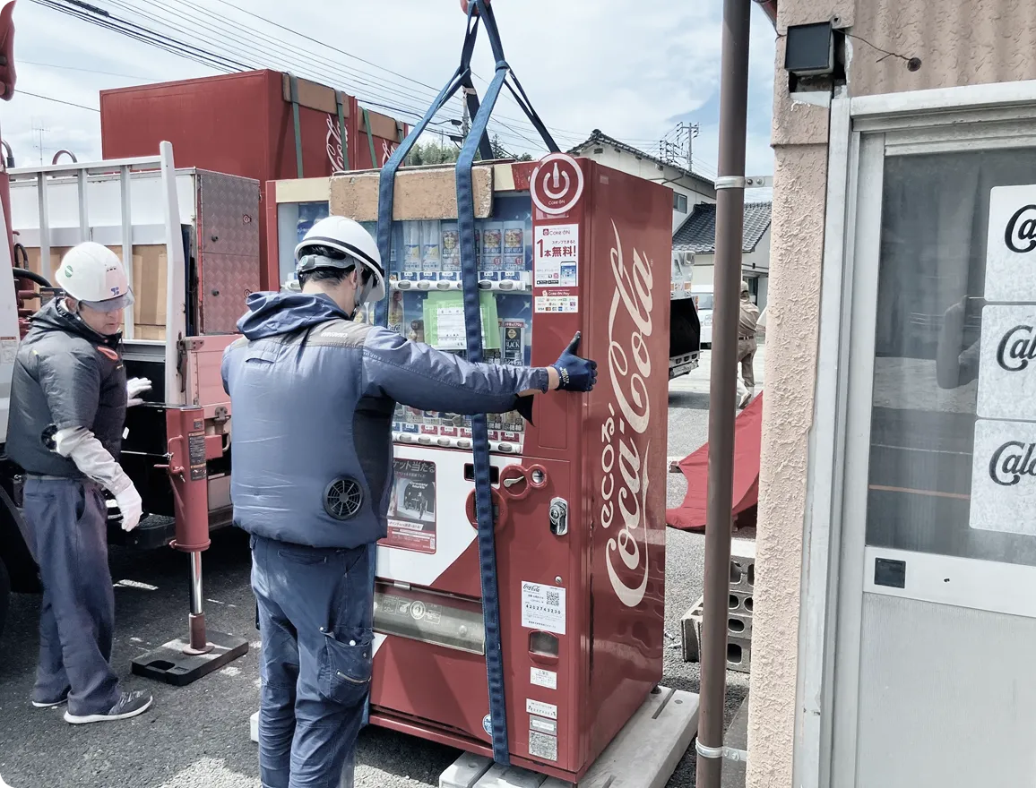 機材を設置する作業者