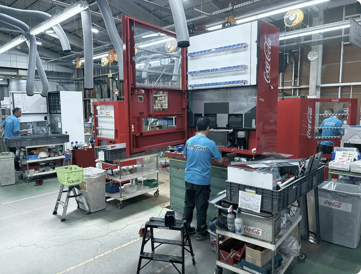 機材を整備する作業者