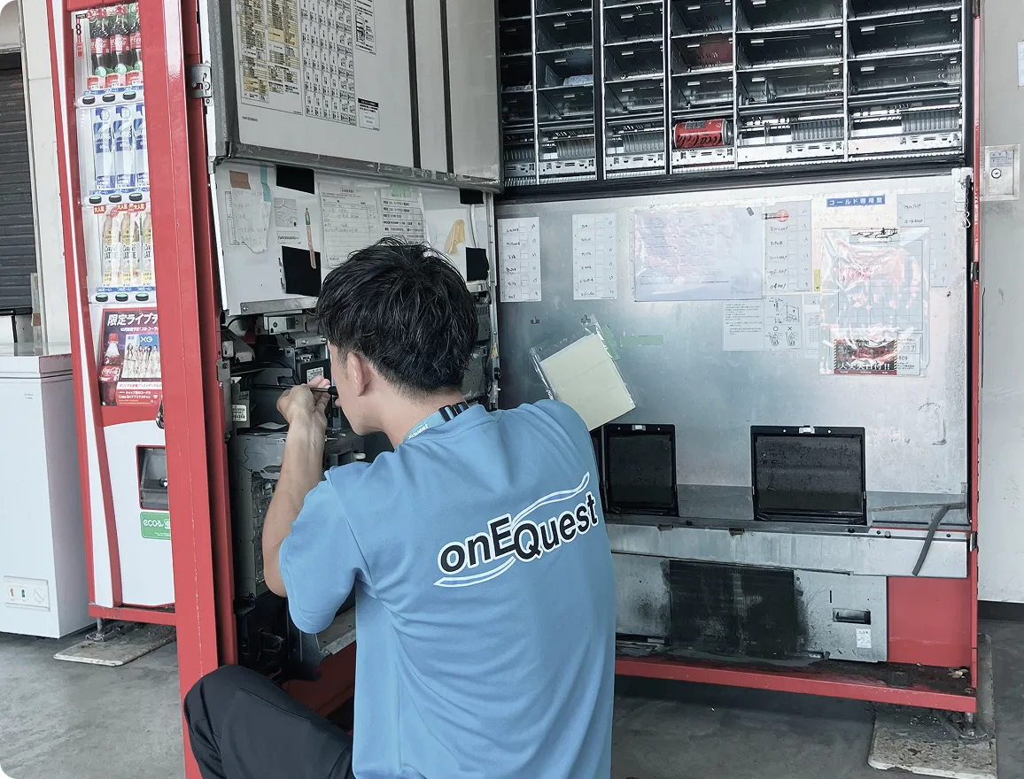 現地で機材の修理を行う作業者