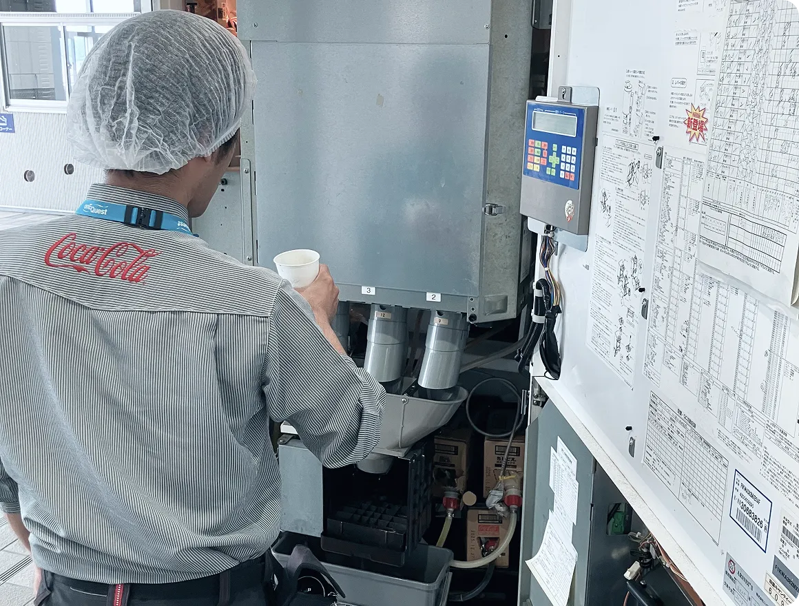 設置された機材の品質管理を行う作業者