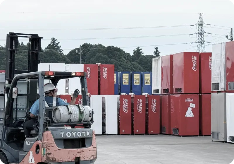 自販機置き場でフォークリフトに乗る作業員
