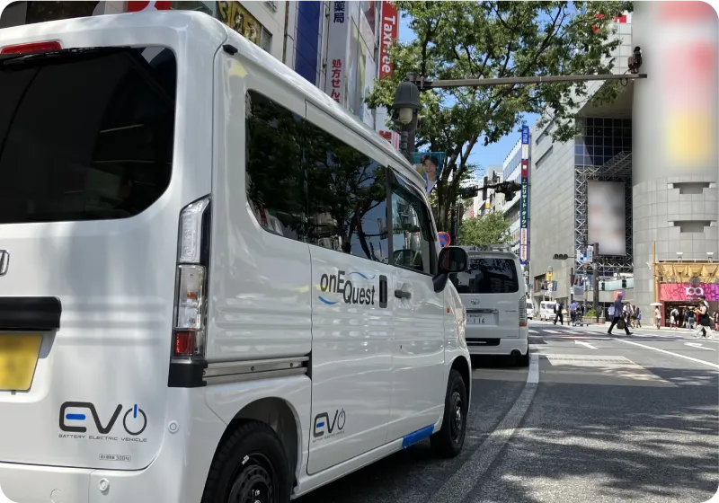 街を走るonEQuestの社用車