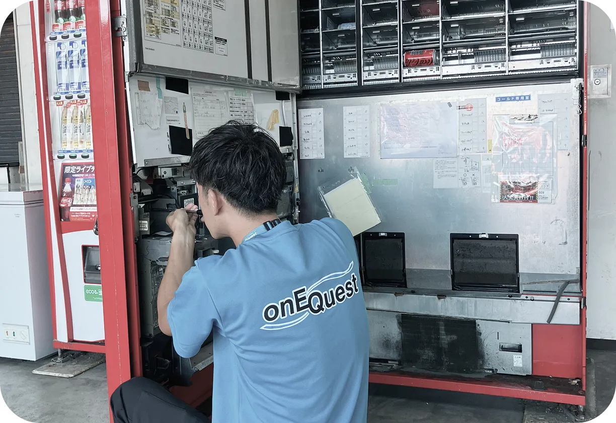 トラックのハンドルを握って笑う作業員