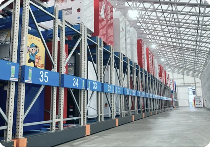 保管された機材が並んだ倉庫