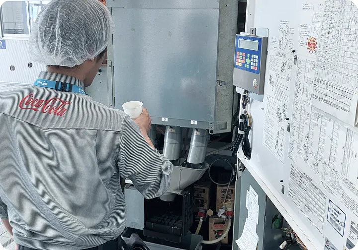 設置された機材の品質管理を行う作業者