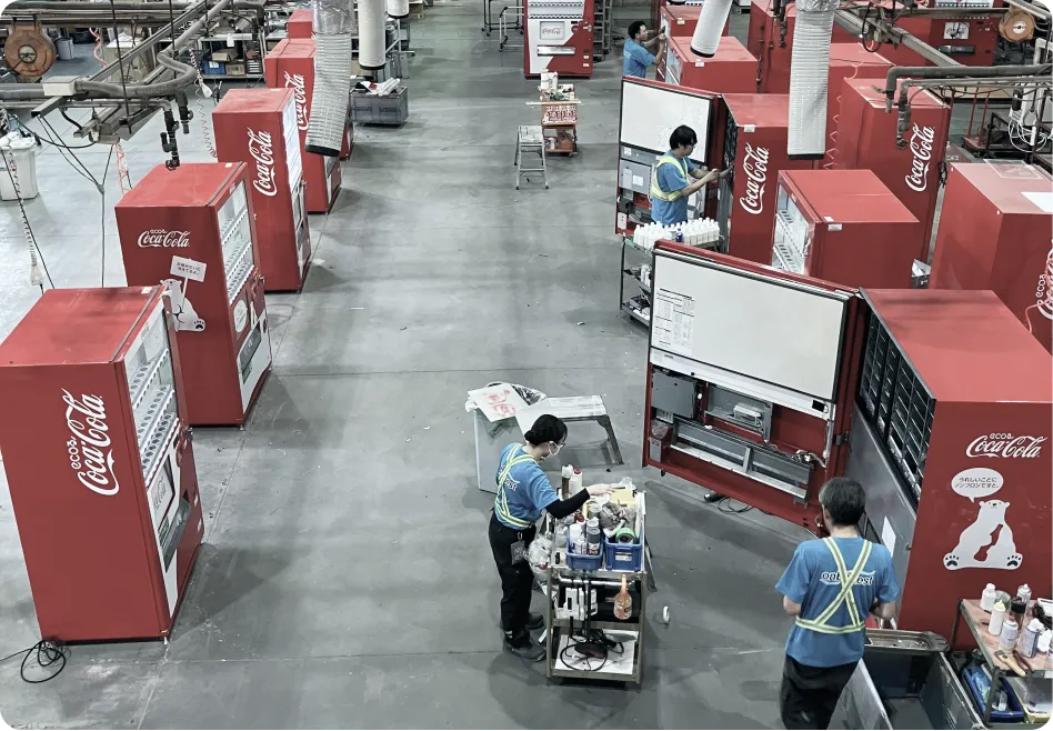 工場で修理される自動販売機の列